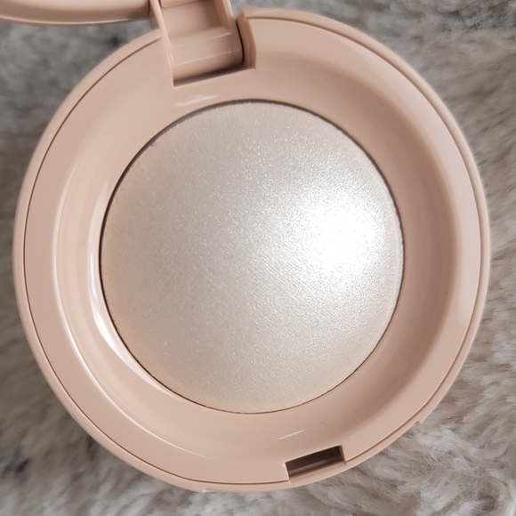 Enlighten - Rare Beauty Highlighter Selena Gomez - Picture 6 of 14